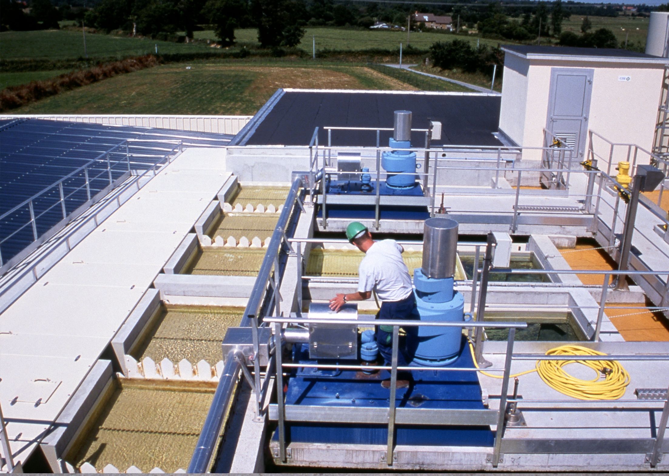 Système de traitement de l'eau et des boues